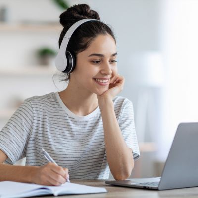 The Importance of Online English Classes in Today’s Connected World